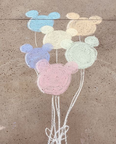 Mickey Chalk Balloon Chalk art Chalk Ideas Easy, Disney Chalk Art, Simple Chalk Art, Chalk Drawing Ideas, Chalk Art Easy, Easy Chalk Art, Easy Chalk Drawings, Mickey Mouse Balloon, Chalk Art Ideas