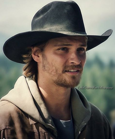 Luke Grimes as Kayce Dutton on Yellowstone Kayce Dutton, Yellowstone Series, Luke Grimes, Cowboy Aesthetic, Kevin Costner, All 50 States, Yellow Stone, Country Boys, 50 States