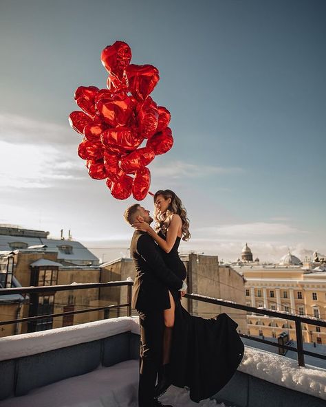 Baloon Photoshoot Couple, City Valentines Day Photoshoot, Valentines Day Shoot Couples, Valentines Photography Couples, Beach Wedding Ceremony Arch, Valentines Day Home Decor, Romantic Valentines Day, Valentine Photo Shoot, Wedding Photoshoot Poses