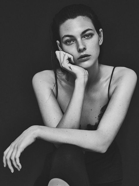 attitude,  look , hand positioning Vittoria Ceretti, Fashion Model Poses, Shotting Photo, Foto Poses, Photography Poses Women, Black And White Portraits, Portrait Poses, Portrait Inspiration, 인물 사진