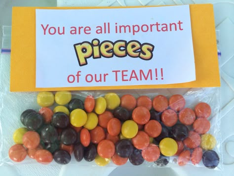 Softball game day treat~ Softball Snacks, Sports Treats, Team Treats, Team Meal, Sports Snacks, Team Snacks, Spirit Bags, Football Ideas, Team Ideas