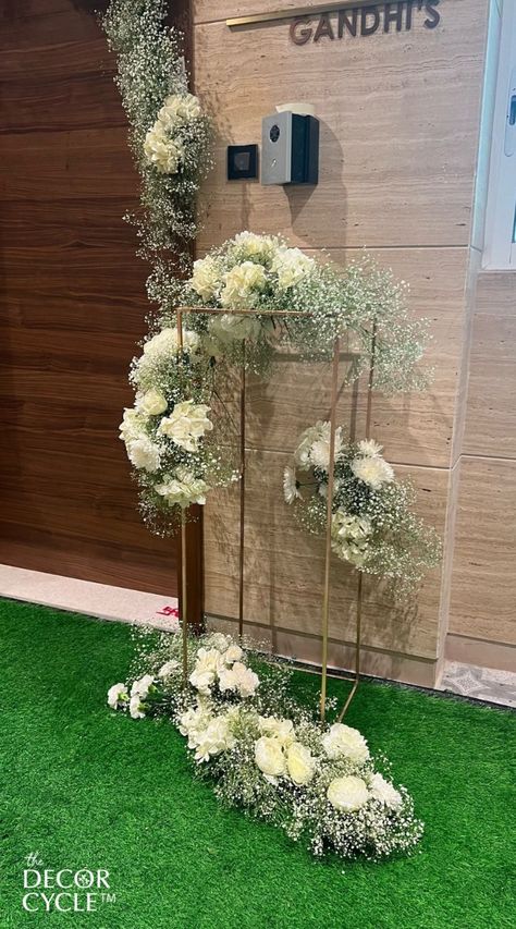 White flower decor at the entrance for a house warming party that will elevate your whole space. Flower Decor Entrance, Ganpati 2023, Wedding Staircase Decoration, White Flower Decor, Door Entrance Decor, Entrance Door Decor, Wedding Staircase, House Warming Party, Standing Flower