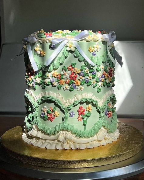 Vintage Fairy Cake, Green Vintage Cake, Vintage Floral Cake, Green Birthday Cake, Henna Cake, Green Birthday Cakes, Victorian Cakes, 19th Birthday Cakes, Quince Cakes