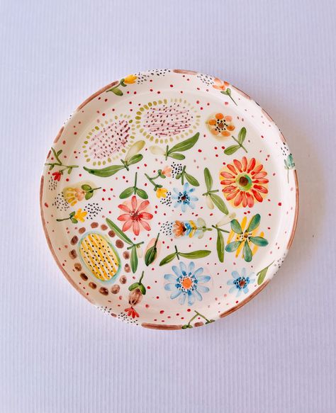 20cm flower-patterned plate Note: Since the products are 100 % handmade, each item will be unique and there may be slight differences in their forms, sizes and drawings. White Kitchen Colourful Accessories, Platter Designs Ceramic, Hand Painted Plates Design, Diy Ceramic Painting Ideas, Hand Painted Plates Diy, Handmade Ceramic Plate, Ceramic Painting Flowers, Plate Ceramic Painting, Painting Plates Ideas