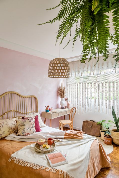 Décor do dia: quarto ganha estilo boho e decoração instagramável (Foto: Bruno Meneghitti) Decor Makeover, Vintage Room Decor, Pink Houses, Bedroom Aesthetic, Estilo Boho, Home Store, Aesthetic Room Decor, Aesthetic Room, Room Decor Bedroom