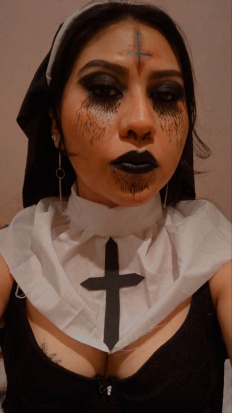 Nun Halloween, Mary Costume, Nun Costume, Maquillaje De Ojos, Halloween Face, Face Makeup, Halloween Face Makeup, Halloween Costumes, Halloween