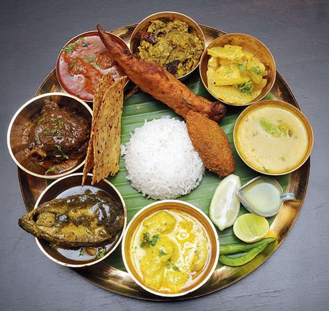 Bengali-Thali=Not everything is here,There is a long list of food in Bengali Thali. Bengali Thali, Bengali Dishes, Food Thali, Missi Roti, Afternoon Images, Indian Lunch, Bengali Cuisine, Indian Food Photography, Bengali Recipes