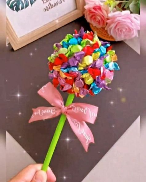 Preschool Diy Crafts, Lollipop Flower, Saint Valentin Diy, Candy Gifts Diy, Candy Bouquet Diy, Diy Bouquet Wrap, Bff Gifts Diy, Diy Gift Set, Candy Crafts