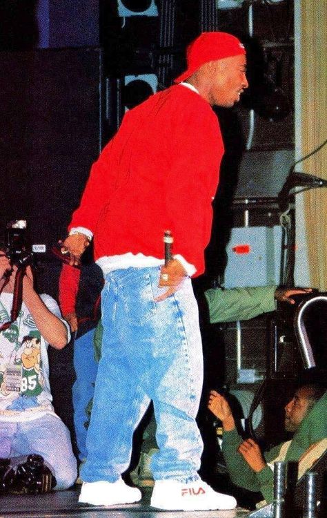 He went after what he wanted, pursuing dreams. Tupac Fashion, Tupac Outfits, Look Hip Hop, Tupac Photos, 90s Rappers Aesthetic, Tupac Makaveli, Looks Hip Hop, Mode Hip Hop, 90s Rappers