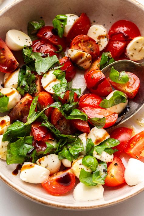 Just because you are on a low FODMAP diet, that doesn’t mean you need to give up caprese salad! Try this gorgeous low FODMAP caprese salad instead. Fodmap Recipes Lunch, Low Fodmap Salad, Fodmap Salad, Fodmap Diet Food Lists, Ibs Friendly Food, Fodmap Lunch, Fodmap Meal Plan, Low Fodmap Foods, Fodmap Foods