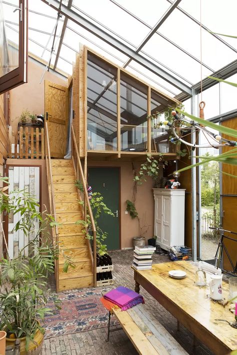 'In de regen voel ik me een tentbewoner' | De Volkskrant Earthship Home, Patio Interior, Earthship, Tiny House Cabin, Eco House, Tiny House Design, House Inspo, Container House, 인테리어 디자인