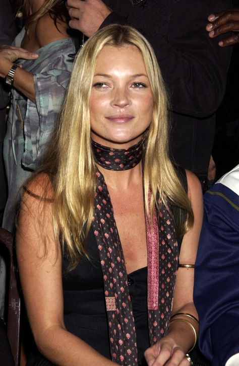 How to Tie a Scarf Like Kate Moss Justin Campbell, American Apparel Ad, Disco Leggings, Kate Moss Style, Estilo Indie, 00s Fashion, Disco Pants, Scarf Outfit, Mary Kate Olsen