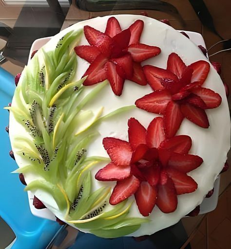 Fruit Decorated Cake, Cake Decorated With Fruit, Tårta Design, Deco Fruit, Decorações Com Comidas, Amazing Food Decoration, Decorating Cakes, Edible Arrangements, Easy Cake Decorating