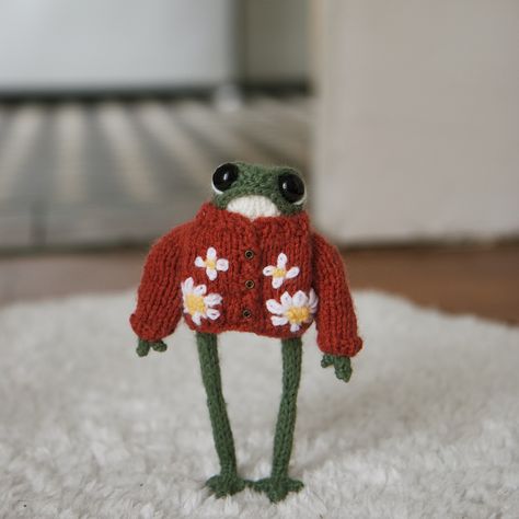 Daisy frog 🌼 I love that yarn color 😍 #frog #knitting #cute #cutesy #cottagecore Goblin Core, Crochet Frog, Frog And Toad, Cute Frogs, Toad, Crochet Animals, Yarn Colors, Beautiful Art, Crochet Projects