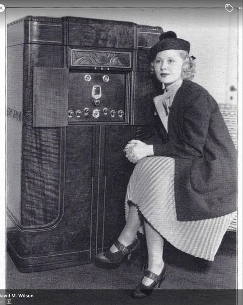 Old Time Photos, Old Time Radio, Studio Equipment, Antique Radio, Chicago Photos, Singing In The Rain, Retro Travel Poster, Roaring Twenties, Bbc Radio