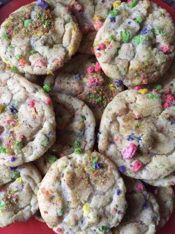 If you're crazy for funfetti cake, you'll absolutely love these cookies. Fruit Loop Treats, Fruit Snack Recipe, Easy Thanksgiving Dessert, Froot Loop, Easy Thanksgiving Dessert Recipes, Thanksgiving Desserts Kids, Healthy Fruit Snacks, Thanksgiving Dessert Recipes, 3 Ingredient Desserts