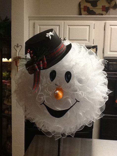 easy- diy-Snowman- Wreath Tulle Wreath Diy, Christmas Primitive Decor, Christmas Primitive Crafts, Birthday Wreath, Christmas Wreaths Diy Easy, Make A Snowman, Winter Wreaths, Diy Christmas Wreaths, Christmas Mesh Wreaths