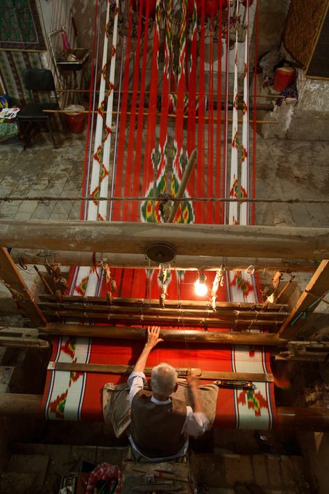 fotojournalismus: Iran - Kazuyoshi Nomachi Iranian Carpet Living Room, Iranian Carpet, Hall Carpet, Weaving Loom Diy, Childhood Dream, Hallway Carpet Runners, Nice Places, Carpet Living Room, Persian Art