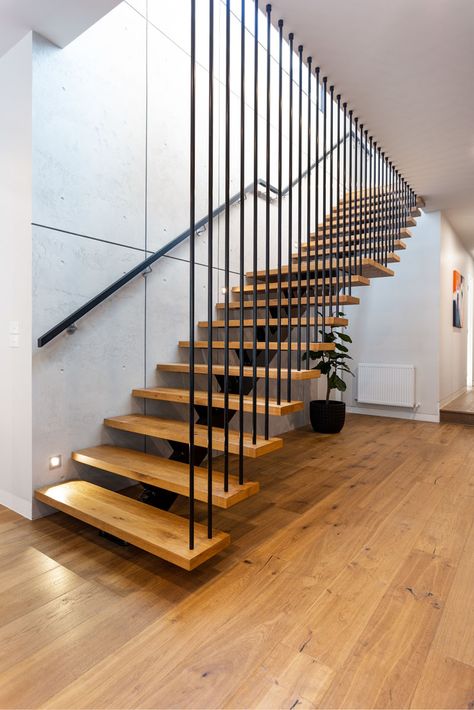 This modern open tread staircase has wood treads and a single metal stringer. #Stairs #ModernStairs #StaircaseDesign Railings Stairs, Wooden Staircase Design, درج السلم, Open Trap, Open Stairs, Staircase Design Modern, Escalier Design, Stair Railing Design, Open Staircase