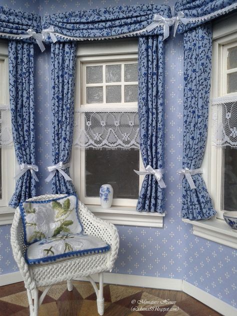 I have been busy making curtains for the blue bay window and the  living room downstairs in my Miniature House. I begun with making ... Dollhouse Curtains, Doll House Curtains, Dollhouse Tutorials, Dollhouse Miniature Tutorials, Victorian Dollhouse, Dollhouse Miniatures Diy, Diy Dollhouse Furniture, Dolls House Interiors, Miniature Rooms