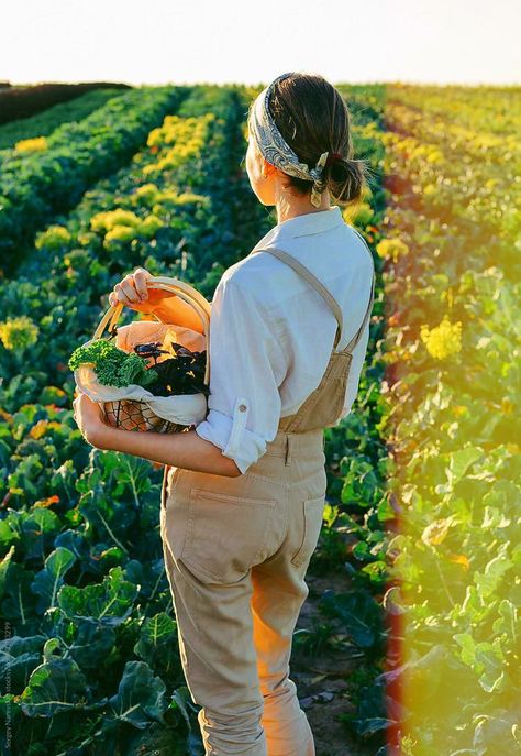 Farmer Outfit Aesthetic, Gardening Outfit Aesthetic, Cute Farm Outfits, Gardener Aesthetic Outfit, Country Lifestyle Farm Life, November Pics, Harvest Photography, Working On A Farm, Woman Gardening