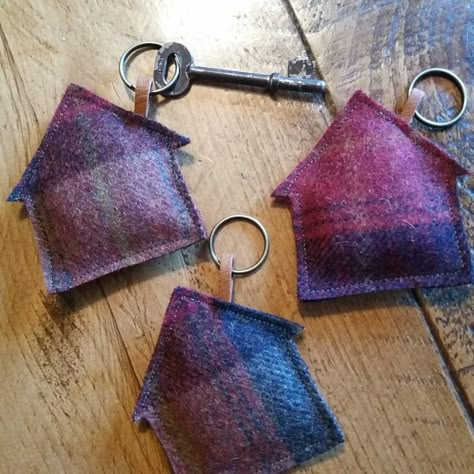 Scrap Fabric Keyrings, Tweed Crafts Scrap, Things To Make With Tweed Scraps, Tweed Crafts Projects, Tweed Scrap Ideas, Harris Tweed Crafts, Key Ring Ideas, House Keychain, Freehand Machine Embroidery