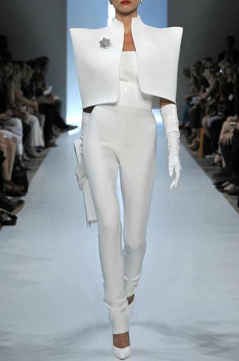 Alexandre Vauthier 2009 Sculptural Fashion, Woman In White, Space Fashion, White Clothes, Futuristic Style, Alexandre Vauthier, Futuristic Fashion, Future Fashion, Mode Inspo