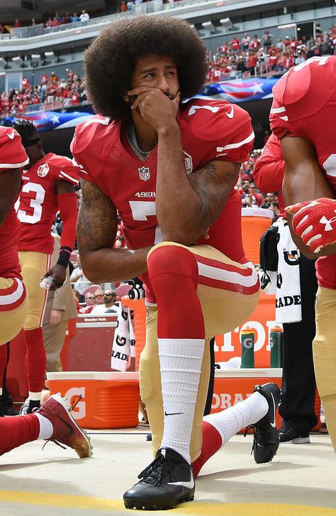 Welllllllll...here we are one year later and lots of people are still in their feels. So the NFL's debating whether to require their grown adult players to stand for the anthem, even if they don't want to. By Any Means Necessary, Colin Kaepernick, Black Knowledge, Art Body, Marvin Gaye, Corte De Cabelo Masculino, American Sports, National Anthem, A Football