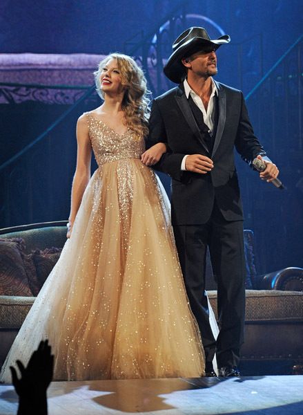 Taylor Swift and Tim McGraw. Speak Now Tour in Nashville Taylor Swift Tim Mcgraw, Taylor Swift Squad, Taylor Swift Dress, Swift Facts, Taylor Swift Speak Now, Taylor Swift Facts, Tim Mcgraw, Taylor Swift 13, Taylor Swift Quotes