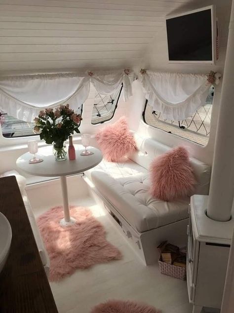 Vintage Trailer Decor, Shabby Chic Campers, Vintage Trailer Remodel, Travel Trailer Decor, Vintage Trailer Interior, Vintage Camper Interior, Camper Interior Design, Tiny House Camper, Diy Barbie House