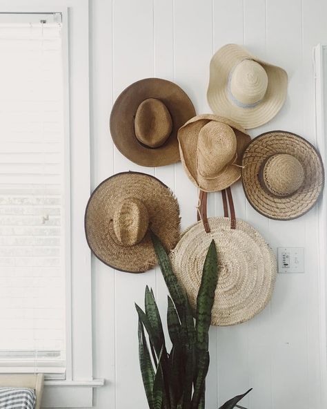 Straw Hat Wall Decor, Straw Hat Wall, Beach House Entryway, Elegant Dorm Room, House Entryway, Diy Crafts Ideas, Dorm Room Wall Decor, Wall Hats, Hat Wall