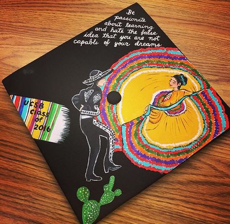 Mexican grad Grad Cap Ideas Latina, Grad Cap Ideas In Spanish, Grad Cap Designs Spanish, Grad Cap Hispanic, Mexican American Graduation Cap, Grad Caps Spanish, Graduation Cap Designs Mexican, Mexican Grad Cap, Latinx Grad Caps