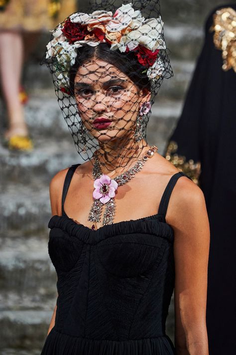 Dolce & Gabbana Fall 2020 Couture Collection - Vogue Dolce And Gabbana Fashion Show, Dolce Gabbana Jewelry, Dolce Gabbana Alta Moda, Mexican Fashion, Beauty Shots, Dolce E Gabbana, Vogue Paris, Couture Collection, Womens Fashion Trends