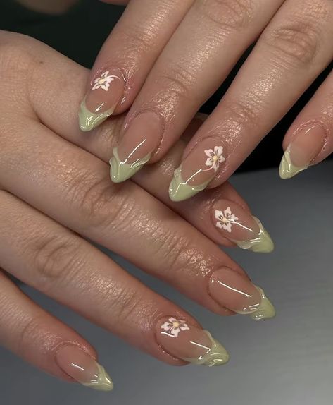 Nail Inspo Green, White Flower Nails, Summer Almond Nails, Hello Nails, Prom Nails, Gold Nails, Flower Nails, Nude Nails, Green Flowers