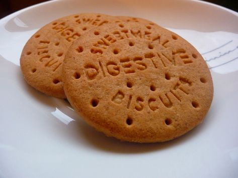 Digestive Biscuit Digestive Biscuit Recipe, Pretty Snacks, English Sweets, Digestive Cookies, British Biscuits, Good Morning Tea, Biscoff Cookies, British Tea, Digestive Biscuits