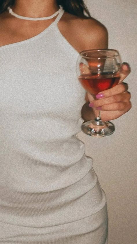 Woman Drinking Martini Photography, Picture With Wine Ideas, Wine Glass Poses Instagram, Aesthetic Wine Glass Pictures, Wine Poses Instagram, Photoshoot With Wine Glasses, Wine Pictures Aesthetic, Poses With Wine Glasses, Wine Aunt Aesthetic