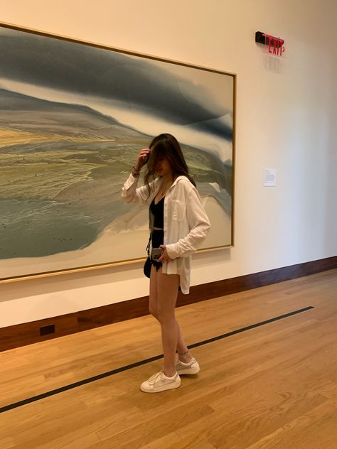 Museum Outfits Summer, White Button Up Outfits, Art Museum Outfits, Button Up Outfits, Black Tank Top Outfit, Museum Outfits, Black Shorts Outfit, Tank Top Outfit, Museum Outfit