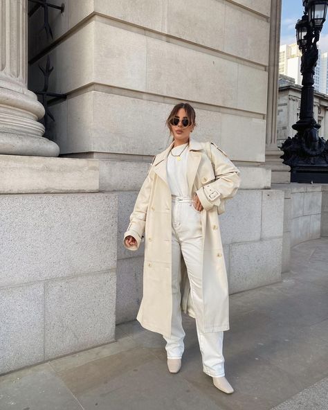 White Trench Coat Outfit, White Coat Outfit, Cream Sweater Outfit, Ellie Beatrice Joslin, Long Coat Outfit, Fall Fashion Colors, Neutral Fall Outfits, White Trench Coat, Cream Outfits