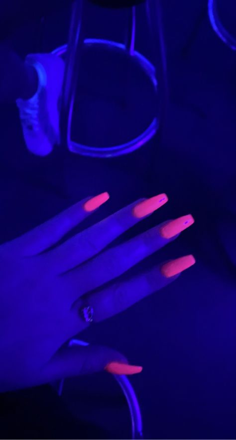 Didn't know they would glow Glow Birthday Party, Glow Birthday, Flowers Photography Wallpaper, Dark Nails, Neon Nails, Photography Wallpaper, Birthday Nails, Neon Pink, Flowers Photography