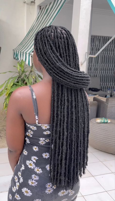 Fake Dreadlocks Black Women, Brazilian Locs, Fake Hair Braids, Locks Braids, Big Chop Natural Hair, Distressed Locs, Protective Style Braids, Butterfly Locs, Hair Tint