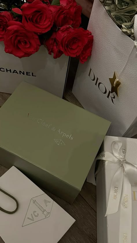 gift aesthetic Expensive Gifts For Women, Gifts From Boyfriend, Fake Aesthetic, Luxury Birthday Gifts, Actress Life, Gifts Aesthetic, Presents For Girlfriend, Gift Aesthetic, Future Man