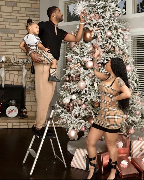 Burberry Family Photo Ideas, Family Christmas Pictures Outfits, Christmas Pictures Outfits, Cute Family Pictures, Christmas Family Photoshoot, Family Photos With Baby, Summer Family Photos, Holiday Photoshoot, Family Photoshoot Outfits