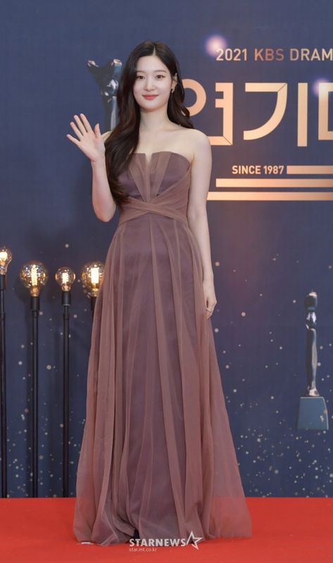 Korean Red Carpet Dress, Jung Chae Yeon, Park Eun Bin, Korean Outfits Kpop, Size 12 Fashion, Kbs Drama, Kim Yohan, Classy Gowns, Red Carpet Outfits