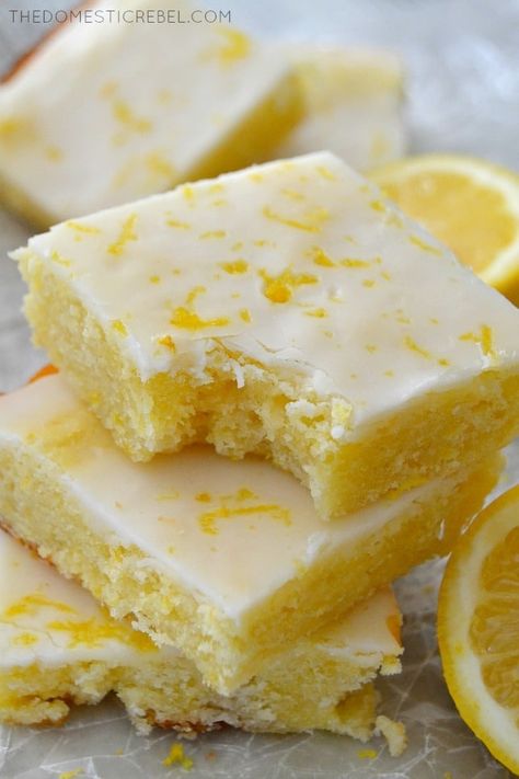 30 Citrus Desserts. Perfect for any citrus lover, this collection highlights sweets that feature lemon, lime, or orange flavors! Deserturi Raw Vegan, Smores Dessert, Lemon Brownies, Kek Lapis, Lemon Dessert Recipes, Lemon Flavor, Oreo Dessert, Bake Desserts, Dessert Cake