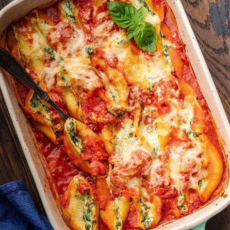 Stuffed Shells with Spinach and Ricotta are the creamy and saucy baked pasta everyone loves! Perfect for holidays and gatherings, these shells can be made ahead of time and reheated before serving. Manicotti Recipes, Jumbo Shell Recipes, Chicken And Spinach Pasta, Stuffed Shells With Spinach, Mushroom Pasta Bake, Baked Ziti With Ricotta, Chicken Stuffed Shells, Spinach Stuffed Shells, Spinach Lasagna Rolls