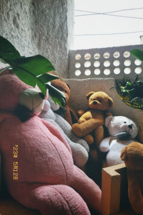 #coffeeinmunchies #teddybears #dazzcam #cpm35 #instagram #pose #ideas #aesthetic #vibe #coffeeshop #izmir Dump Photos Instagram, Instagram Pose Ideas Aesthetic, Everybody Wants You, Instagram Pose Ideas, Dazz Cam, Dump Ideas, Mood Instagram, Pink Themes, Cpr