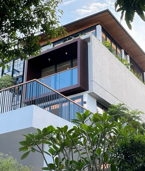 Multi-levelled, multi-dimensional balconies and terraces, at Springleaf Avenue. After all, who doesn't want a balcony?! #AamerArchitects #archdaily #archdigest #architectural #residentialarchitecture #luxuryhomes #luxuryarchitecture #exteriordesign #archlovers #archigram #archlife #singaporearchitects #singaporehomes #exteriorarchitecture #exteriordesign Balcony Grill Design Terraces, Commercial Design Exterior, Balcony Grill, Balcony Grill Design, Terrace Garden Design, Kerala House Design, Kerala Houses, Architecture Graphics, Grill Design