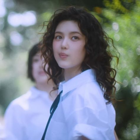 Kpop Curly Hair, Danielle Curly Hair, Newjeans Aesthetic, Danielle New Jeans, Danielle Icon, Silly Girls, Diy Hair Care, Insta Profile Pic, Short Curly Hair