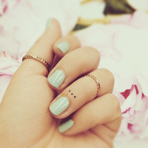 10 Inspiring Tiny Finger Tattoos Ideas Girl Finger Tattoos, Wedding Ring Tattoos, Cool Finger Tattoos, Tattoos Lotus, Tattoos Foot, Tiny Finger Tattoos, Lotus Tattoos, Tattoo Finger, Couples Tattoo