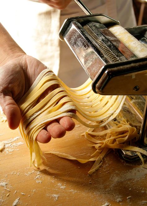 Italian Eggs, Home Made Pasta, Homemade Pasta Dough, Pasta Maker Machine, Pasta Homemade, Pasta Food Recipes, Pasta Per Pizza, Italian Night, Pasta Roller